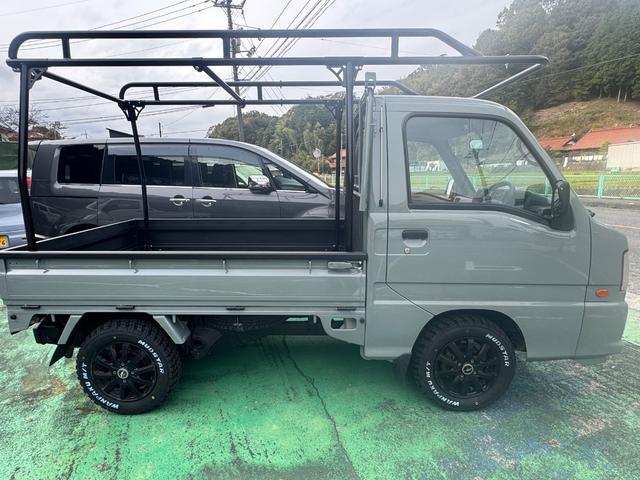 サンバートラック 4WD 全塗装 ハードカーゴ キャリア ホワイトレター 社外13インチアルミ シフトノブ グレー 荷台マッド塗装 スペアタイヤ タイヤサイズ 取扱説明書 キー二個 下回り塗装 ライトレベライザー MT(2枚目)