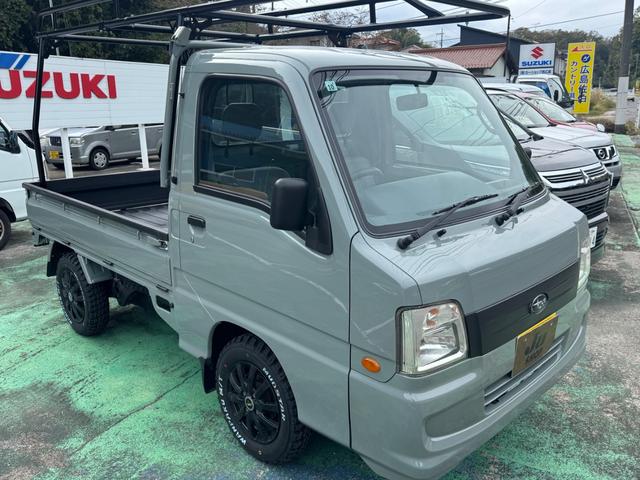 サンバートラック 4WD 全塗装 ハードカーゴ キャリア ホワイトレター 社外13インチアルミ シフトノブ グレー 荷台マッド塗装 スペアタイヤ タイヤサイズ 取扱説明書 キー二個 下回り塗装 ライトレベライザー MT(7枚目)