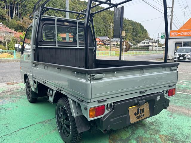 サンバートラック 4WD 全塗装 ハードカーゴ キャリア ホワイトレター 社外13インチアルミ シフトノブ グレー 荷台マッド塗装 スペアタイヤ タイヤサイズ 取扱説明書 キー二個 下回り塗装 ライトレベライザー MT(11枚目)