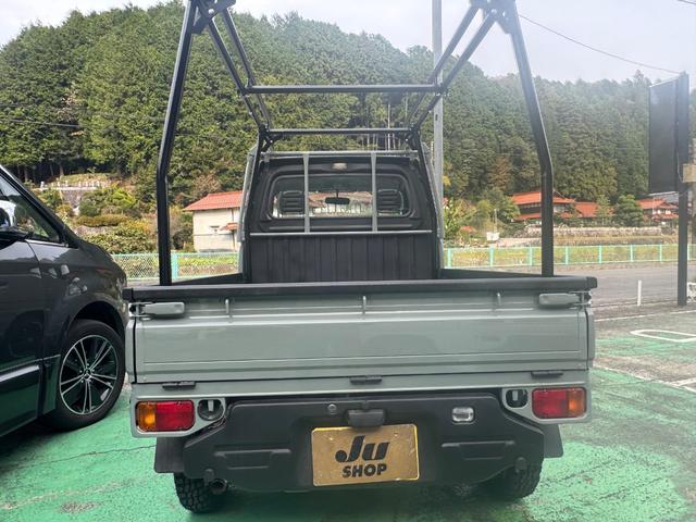 サンバートラック 4WD 全塗装 ハードカーゴ キャリア ホワイトレター 社外13インチアルミ シフトノブ グレー 荷台マッド塗装 スペアタイヤ タイヤサイズ 取扱説明書 キー二個 下回り塗装 ライトレベライザー MT(12枚目)