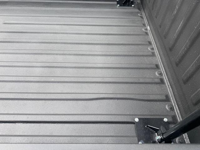 サンバートラック 4WD 全塗装 ハードカーゴ キャリア ホワイトレター 社外13インチアルミ シフトノブ グレー 荷台マッド塗装 スペアタイヤ タイヤサイズ 取扱説明書 キー二個 下回り塗装 ライトレベライザー MT(14枚目)