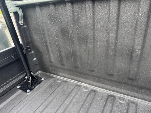 サンバートラック 4WD 全塗装 ハードカーゴ キャリア ホワイトレター 社外13インチアルミ シフトノブ グレー 荷台マッド塗装 スペアタイヤ タイヤサイズ 取扱説明書 キー二個 下回り塗装 ライトレベライザー MT(16枚目)