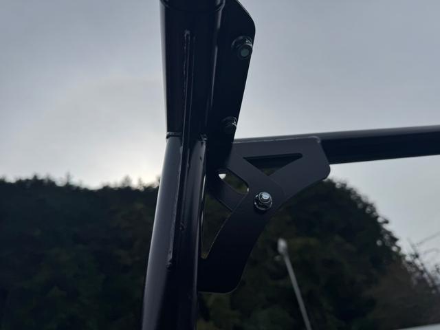 サンバートラック 4WD 全塗装 ハードカーゴ キャリア ホワイトレター 社外13インチアルミ シフトノブ グレー 荷台マッド塗装 スペアタイヤ タイヤサイズ 取扱説明書 キー二個 下回り塗装 ライトレベライザー MT(18枚目)