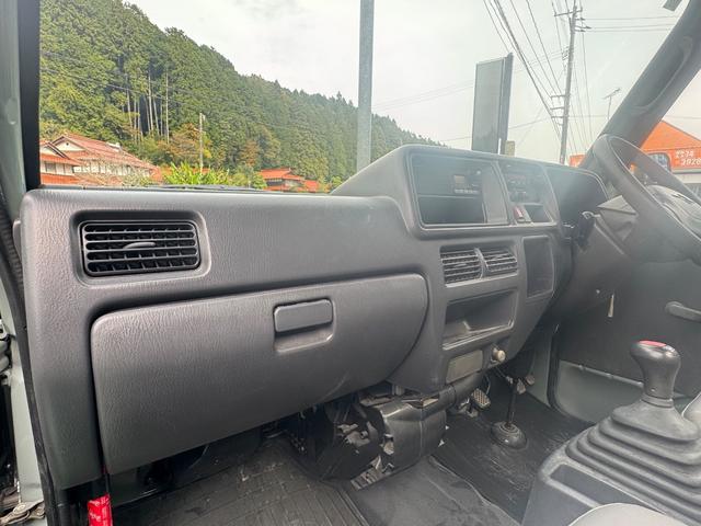 サンバートラック 4WD 全塗装 ハードカーゴ キャリア ホワイトレター 社外13インチアルミ シフトノブ グレー 荷台マッド塗装 スペアタイヤ タイヤサイズ 取扱説明書 キー二個 下回り塗装 ライトレベライザー MT(22枚目)