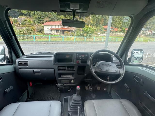 サンバートラック 4WD 全塗装 ハードカーゴ キャリア ホワイトレター 社外13インチアルミ シフトノブ グレー 荷台マッド塗装 スペアタイヤ タイヤサイズ 取扱説明書 キー二個 下回り塗装 ライトレベライザー MT(23枚目)