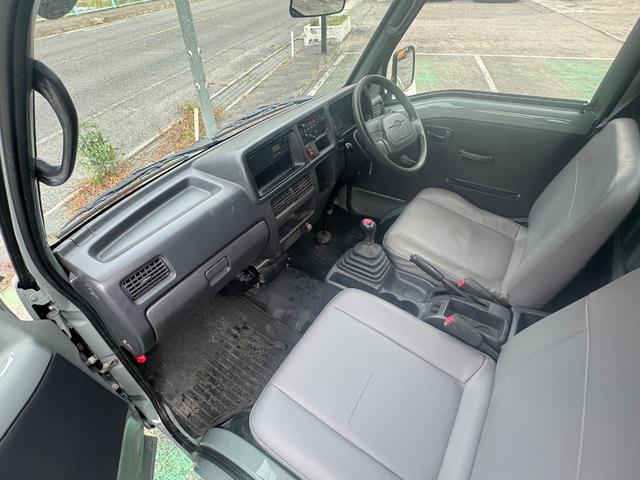 サンバートラック 4WD 全塗装 ハードカーゴ キャリア ホワイトレター 社外13インチアルミ シフトノブ グレー 荷台マッド塗装 スペアタイヤ タイヤサイズ 取扱説明書 キー二個 下回り塗装 ライトレベライザー MT(26枚目)