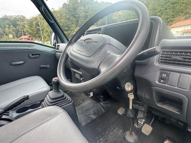 サンバートラック 4WD 全塗装 ハードカーゴ キャリア ホワイトレター 社外13インチアルミ シフトノブ グレー 荷台マッド塗装 スペアタイヤ タイヤサイズ 取扱説明書 キー二個 下回り塗装 ライトレベライザー MT(28枚目)