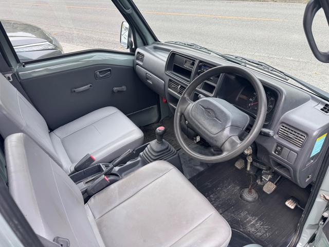 サンバートラック 4WD 全塗装 ハードカーゴ キャリア ホワイトレター 社外13インチアルミ シフトノブ グレー 荷台マッド塗装 スペアタイヤ タイヤサイズ 取扱説明書 キー二個 下回り塗装 ライトレベライザー MT(32枚目)