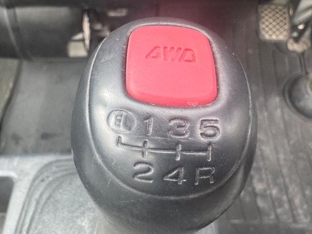 サンバートラック 4WD 全塗装 ハードカーゴ キャリア ホワイトレター 社外13インチアルミ シフトノブ グレー 荷台マッド塗装 スペアタイヤ タイヤサイズ 取扱説明書 キー二個 下回り塗装 ライトレベライザー MT(33枚目)