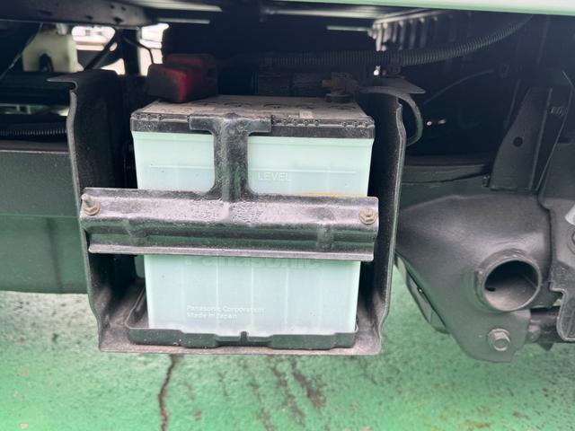 サンバートラック 4WD 全塗装 ハードカーゴ キャリア ホワイトレター 社外13インチアルミ シフトノブ グレー 荷台マッド塗装 スペアタイヤ タイヤサイズ 取扱説明書 キー二個 下回り塗装 ライトレベライザー MT(36枚目)