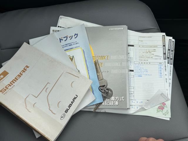 サンバートラック 4WD 全塗装 ハードカーゴ キャリア ホワイトレター 社外13インチアルミ シフトノブ グレー 荷台マッド塗装 スペアタイヤ タイヤサイズ 取扱説明書 キー二個 下回り塗装 ライトレベライザー MT(37枚目)