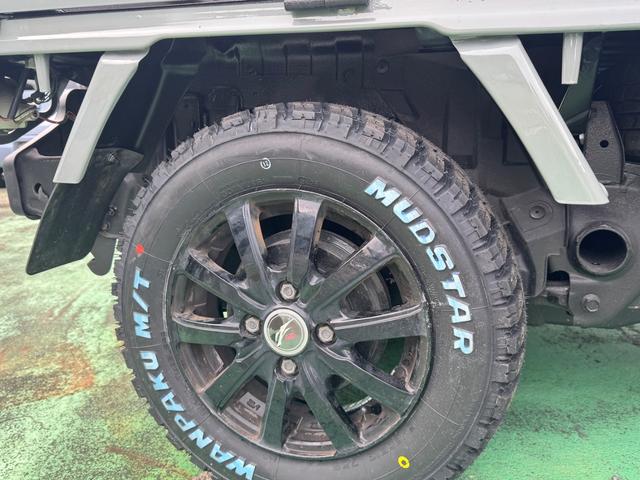 サンバートラック 4WD 全塗装 ハードカーゴ キャリア ホワイトレター 社外13インチアルミ シフトノブ グレー 荷台マッド塗装 スペアタイヤ タイヤサイズ 取扱説明書 キー二個 下回り塗装 ライトレベライザー MT(39枚目)