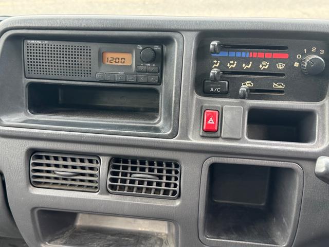 サンバートラック 4WD 全塗装 ハードカーゴ キャリア ホワイトレター 社外13インチアルミ シフトノブ グレー 荷台マッド塗装 スペアタイヤ タイヤサイズ 取扱説明書 キー二個 下回り塗装 ライトレベライザー MT(40枚目)