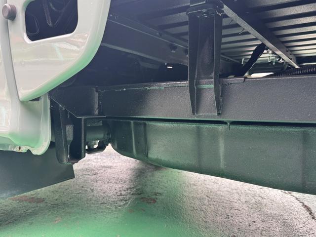 サンバートラック 4WD 全塗装 ハードカーゴ キャリア ホワイトレター 社外13インチアルミ シフトノブ グレー 荷台マッド塗装 スペアタイヤ タイヤサイズ 取扱説明書 キー二個 下回り塗装 ライトレベライザー MT(42枚目)