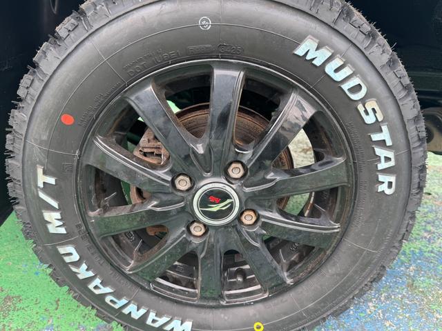 サンバートラック 4WD 全塗装 ハードカーゴ キャリア ホワイトレター 社外13インチアルミ シフトノブ グレー 荷台マッド塗装 スペアタイヤ タイヤサイズ 取扱説明書 キー二個 下回り塗装 ライトレベライザー MT(45枚目)