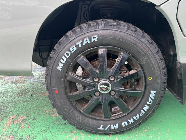 サンバートラック 4WD 全塗装 ハードカーゴ キャリア ホワイトレター 社外13インチアルミ シフトノブ グレー 荷台マッド塗装 スペアタイヤ タイヤサイズ 取扱説明書 キー二個 下回り塗装 ライトレベライザー MT(47枚目)