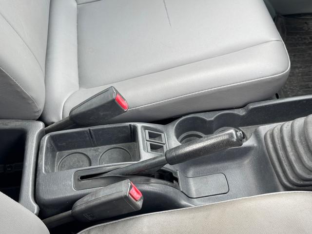 サンバートラック 4WD 全塗装 ハードカーゴ キャリア ホワイトレター 社外13インチアルミ シフトノブ グレー 荷台マッド塗装 スペアタイヤ タイヤサイズ 取扱説明書 キー二個 下回り塗装 ライトレベライザー MT(48枚目)