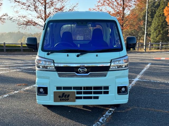 軽用車と同じような形のシートがついています。クッション性がある＆身体がブレにくいので、運転中の疲労の少なさは軽トラとは思えないほど。