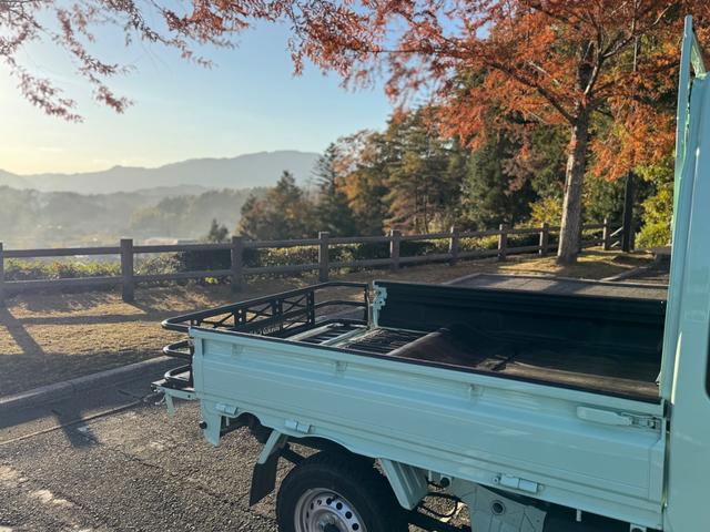 店は中古車だけでなく、新車も販売しております。サービス工場も併設しておりますので、ご購入後も安心してお客様のカーライフをお任せいただけます。