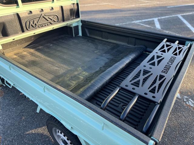 当店は中古自動車販売士の資格を取得したスタッフが複数勤務しております。クルマの事なら私たちにお任せください。各種保険・保証、ローン案内もご用意しております。