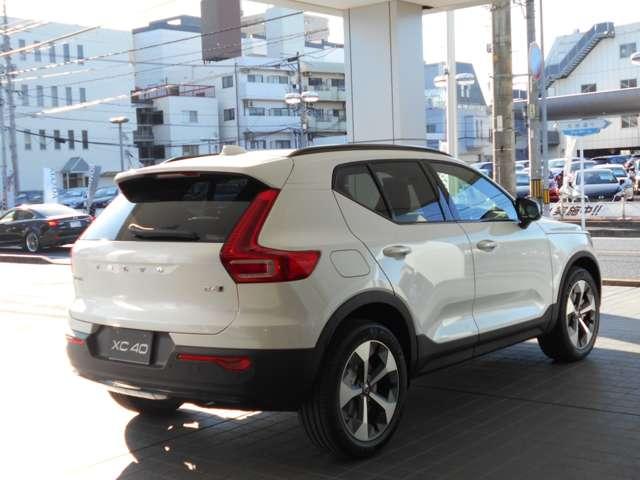 XC40 ウルトラ B4 AWD ダーク エディション 4WD 2025M 登録済未使用車 パノラマルーフ GOOGLE 360度カメラ 専用特別シート パワーシート 前後席シートヒーター パワーリフトゲート ステアリングヒーター パイロットアシスト(6枚目)