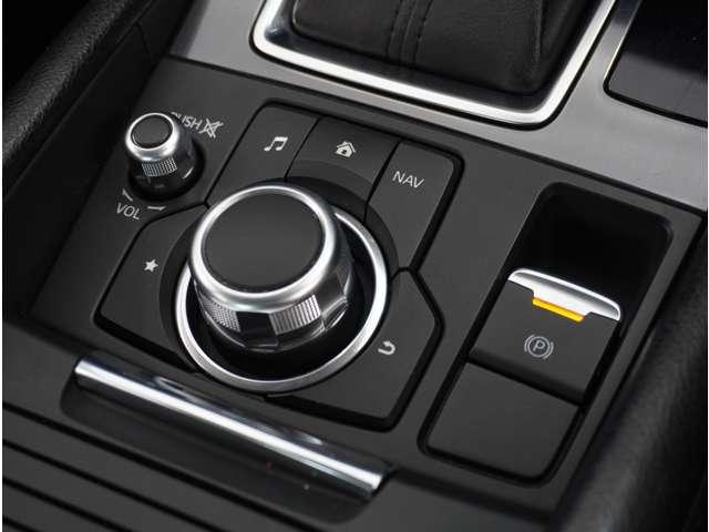 【コマンダースイッチ】各画面へのスイッチ操作と、コマンダー操作ができます。手元を見なくても、各画面に切り替えることができます。