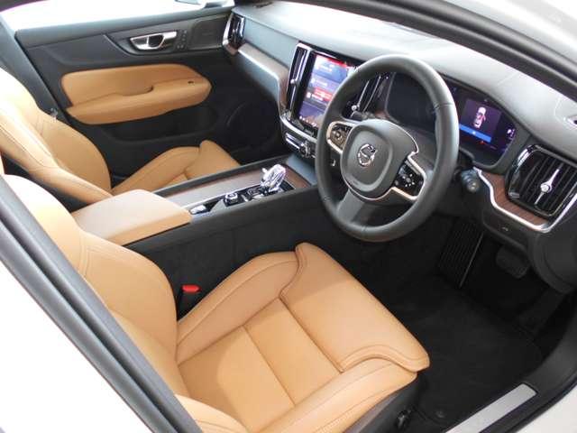 V60 ウルトラ B4 2025M 登録済未使用車 アンバーレザー(3枚目)