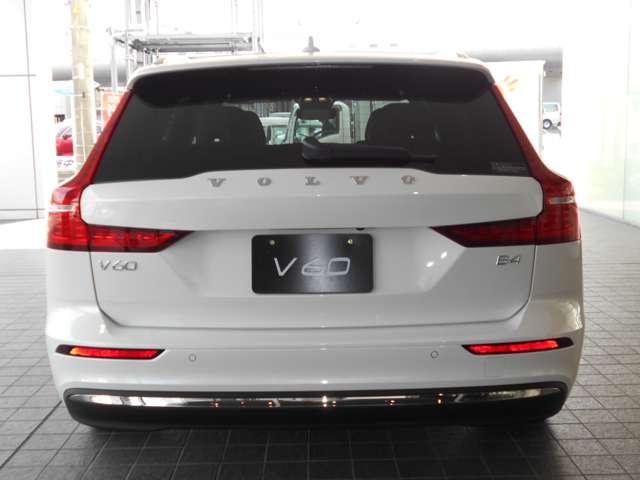 V60 ウルトラ B4 2025M 登録済未使用車 アンバーレザー(9枚目)