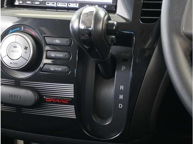 �y�V�t�g���o�[�z�V�t�g���ƂĂ����삵�₷���f�U�C���ɂȂ��Ă���܂��B�^�]����l�̎�����ɍl�������쐫�̍����d�l�ł��B