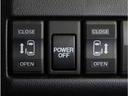 【両側電動スライドドア】ボタンを押すだけでスライドドアの開閉が可能。もちろんキーからの操作も可能。お子様を抱いている時・両手いっぱいの荷物を持っている時など非常に役立ちます。