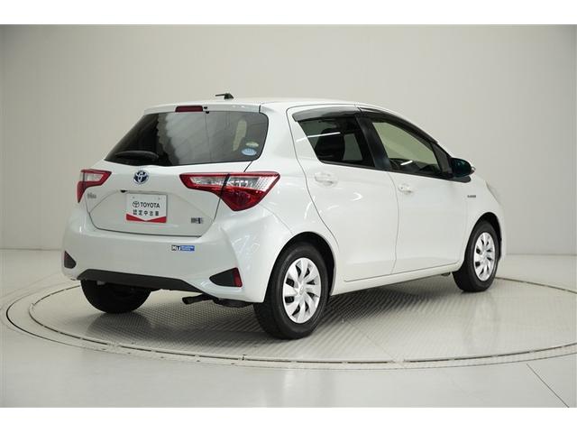 ヴィッツ ハイブリッドＦ　横滑り防止機能　ワンオ－ナ－　盗難防止装置　ＬＥＤヘッドランプ　フルセグＴＶ　バックモニター　ＥＴＣ車載器　ドライブレコーダー　スマートキー　キーレス　パワーステアリング　ミュージックプレイヤー接続可（3枚目）