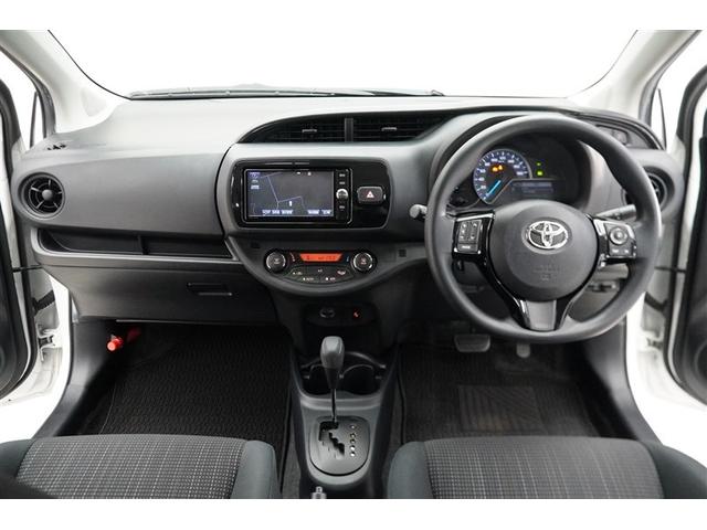 ヴィッツ ハイブリッドＦ　横滑り防止機能　ワンオ－ナ－　盗難防止装置　ＬＥＤヘッドランプ　フルセグＴＶ　バックモニター　ＥＴＣ車載器　ドライブレコーダー　スマートキー　キーレス　パワーステアリング　ミュージックプレイヤー接続可（4枚目）