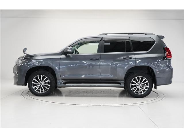 ４ＷＤ車です。雪道や舗装されていない道路でもスムーズな走行ができます。山に出かけてアウトドアやオフロード走行を楽しむ人にも人気です。