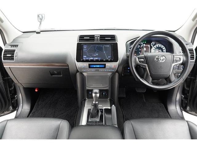 すっきりまとめられた視認性の良いインパネ周りです。操作スイッチも使用しやすい位置に配置されています。