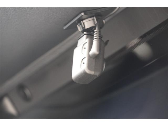 ドライブレコーダーは前後に装着しています。