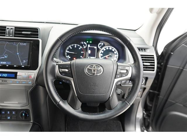 ハンドルから手をはなさずにオーディオ操作ができる便利なステアリングスイッチです。