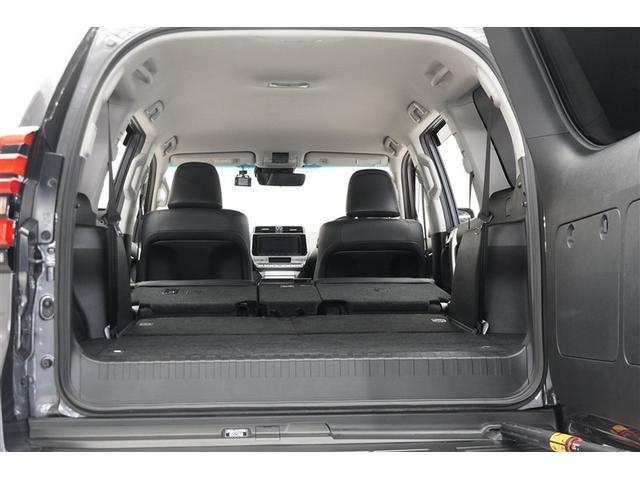 後席を倒すとラゲッジスペースが広がります。