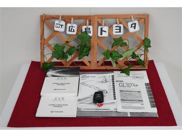 両手にたくさんの荷物を持っていても鍵を取り出す必要なく、ドアハンドルに触れるだけでロック解除します。