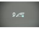 運転手の目の前のガラスにスピードメーター等を表示してくれるヘッドアップディスプレイ。視線の移動が少なくてすむので運転に集中できます。
