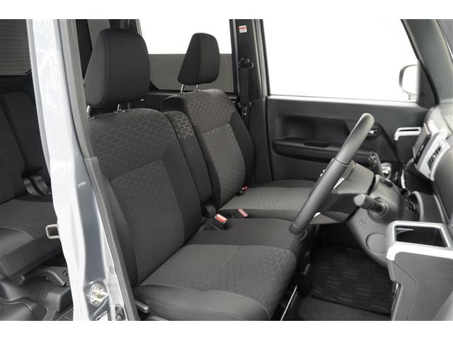 空間を広く使えるベンチシートは快適です。運転席⇔助手席の移動が簡単なので狭い駐車場などで役立ちます。