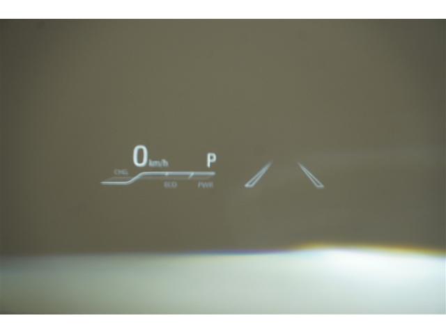 �^�]��̖ڂ̑O�̃K���X�ɃX�s�[�h���[�^�[����\�����Ă����w�b�h�A�b�v�f�B�X�v���C�B�����̈ړ������Ȃ��Ă��ނ̂ŉ^�]�ɏW���ł��܂��B