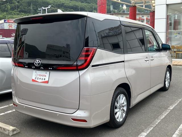 シートを外して室内をすみずみまで洗浄＆消臭。ボディやタイヤはもちろん、エンジンルームまで洗浄しています。