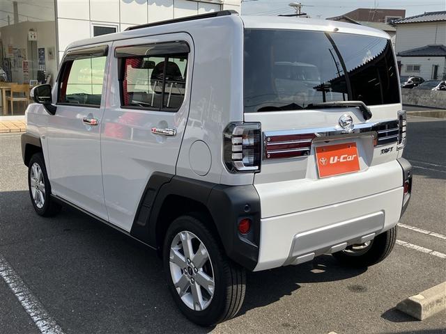 シートを外して室内をすみずみまで洗浄＆消臭。ボディやタイヤはもちろん、エンジンルームまで洗浄しています。