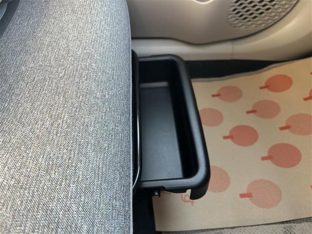 助手席下に収納スペースがございます☆