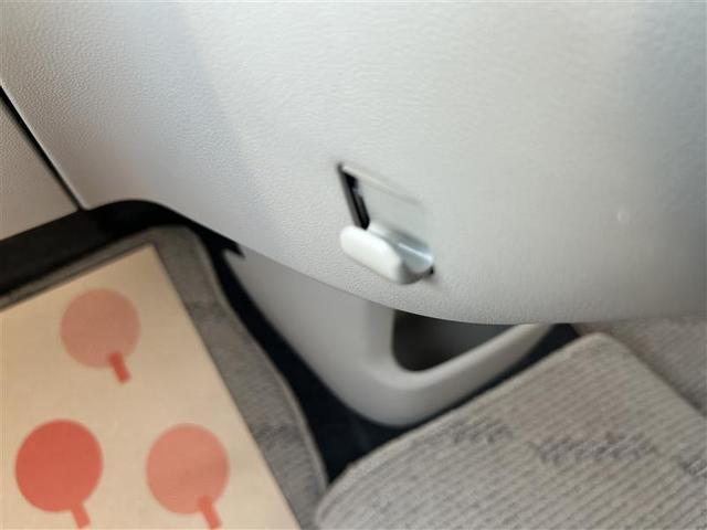 買い物袋など掛けるのに便利なフックがございます☆