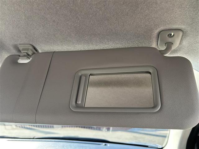 ささっと身だしなみがチェックできるミラー付きです☆