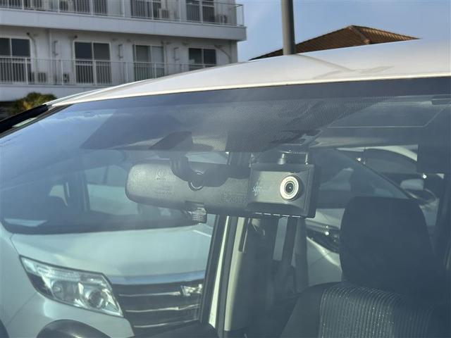 ノア Si フルセグ メモリーナビ DVD再生 後席モニター バックカメラ ETC 両側電動スライド LEDヘッドランプ ウオークスルー 乗車定員7人 3列シート ワンオーナー アイドリングストップ(3枚目)