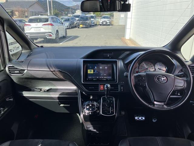 ノア Ｓｉ　Ｇ’ｓ　フルセグ　メモリーナビ　ＤＶＤ再生　衝突被害軽減システム　ＥＴＣ　電動スライドドア　ＬＥＤヘッドランプ　ウオークスルー　乗車定員７人　３列シート　ワンオーナー　記録簿　アイドリングストップ（4枚目）