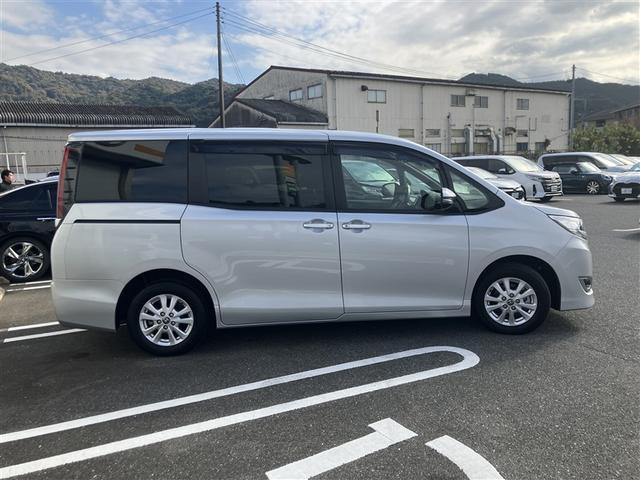 ノア ハイブリッドＧ　フルセグ　メモリーナビ　ＤＶＤ再生　バックカメラ　衝突被害軽減システム　ＥＴＣ　両側電動スライド　ＬＥＤヘッドランプ　乗車定員７人　３列シート　ワンオーナー　記録簿（9枚目）