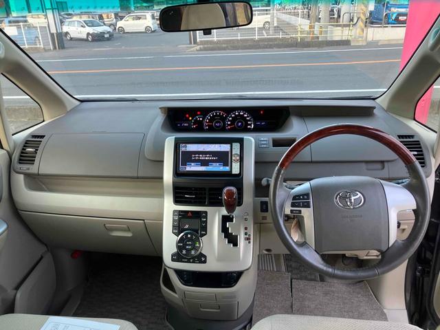 ノア Ｇ　４ＷＤ　ＥＴＣ　バックカメラ　ナビ　ＴＶ　オートクルーズコントロール　両側電動スライドドア　ＨＩＤ　スマートキー　電動格納ミラー　シートヒーター　３列シート　ウォークスルー　ＣＶＴ　アルミホイール（2枚目）